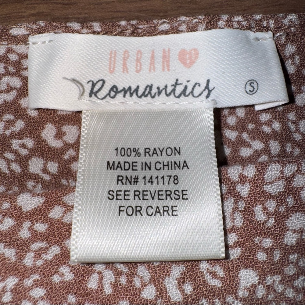 Urban Romantics Women’s Top Small  Brown‎ White Floral Print 100% Rayon Flutter - Picture 5 of 10